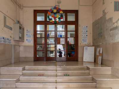 Accedendo all�androne veniamo subito attratti da alcuni colorati dipinti che emergono sui muri laterali, al di sotto dell�intonaco ocra